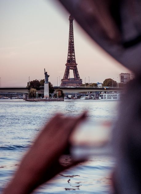 crucero de aperitivo por el sena en parís frente a la torre eiffel