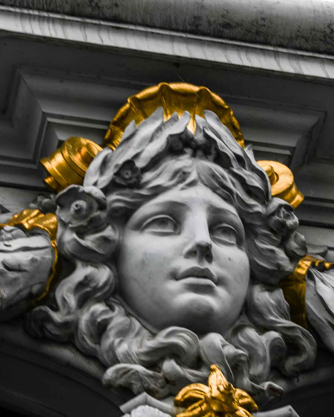 Alexander III Bridge - romantic statue