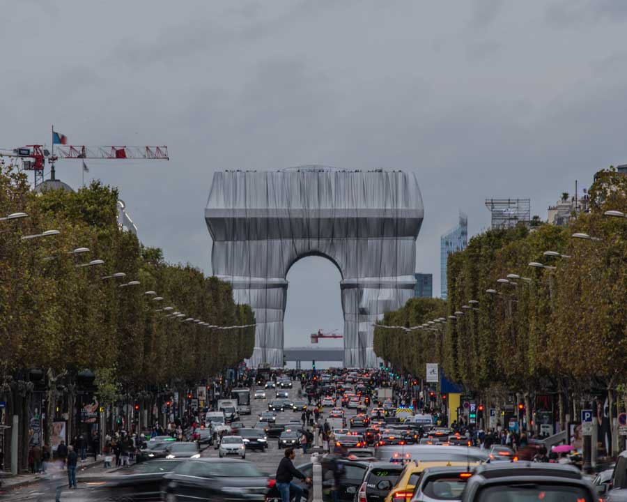 Christo e Jeanne-Claude, l'Arco di Trionfo, incartato, Parigi, 2021 - ParisBoatClub