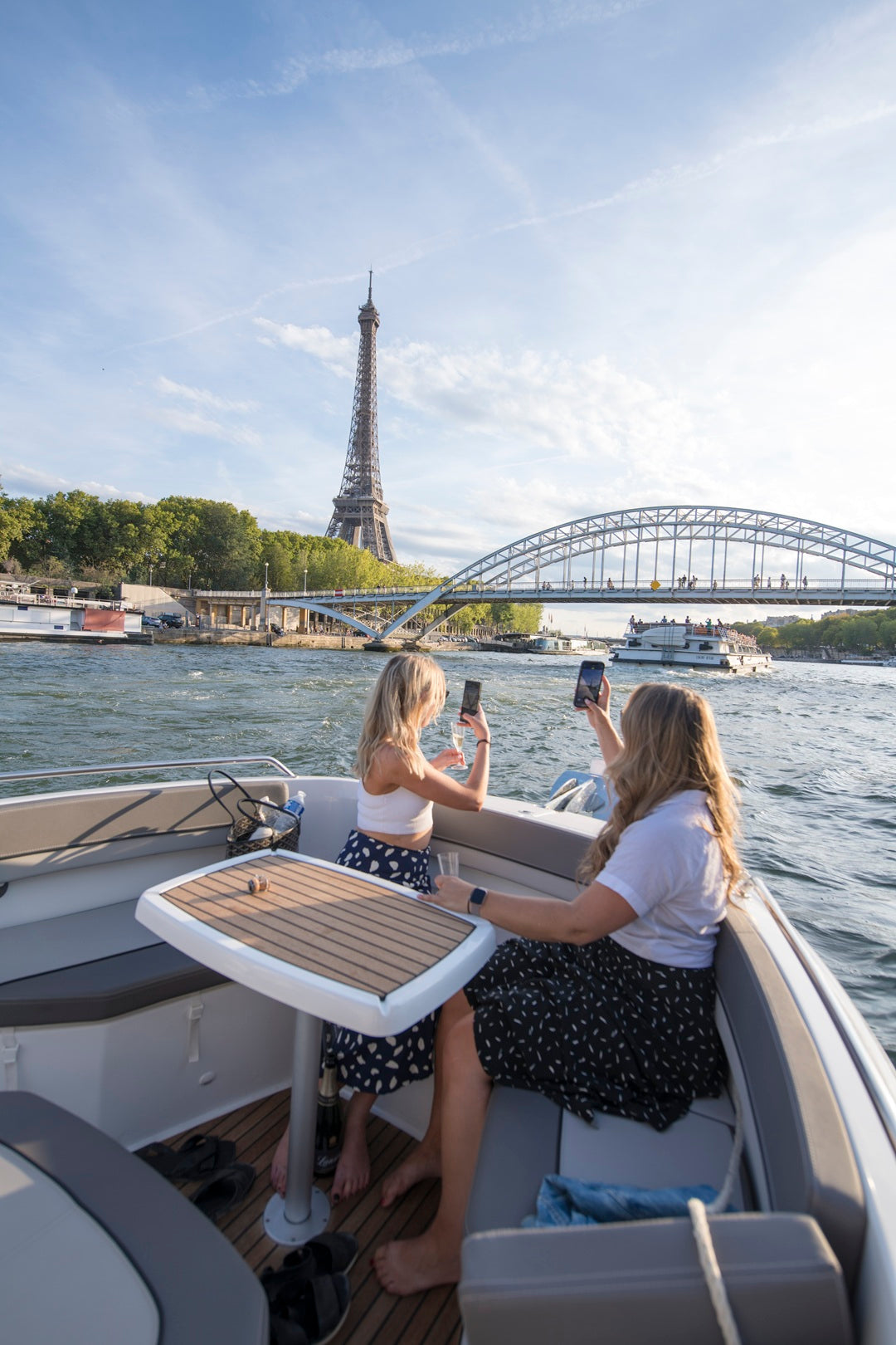 Croisière privé entre amis sur la Seine - ParisBoatClub