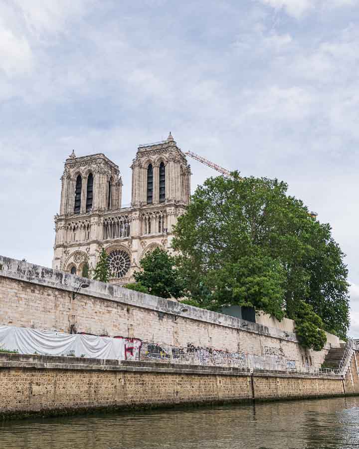 croisière privée sur la Seine a Paris devant Notre Dame de Paris
